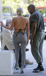 侃爷老婆Bianca Censori大胆着装穿灰色连裤袜外出