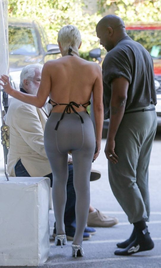 侃爷老婆Bianca Censori大胆着装穿灰色连裤袜外出(17/29)