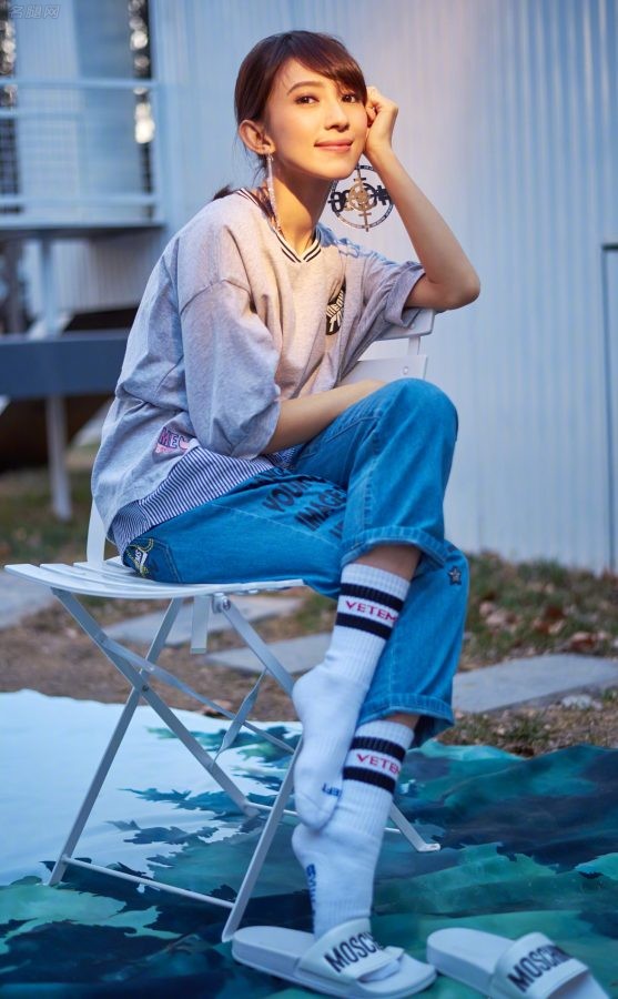 美女歌手戴佩妮脚穿八色运动棉袜气质清新温柔(1/3)
