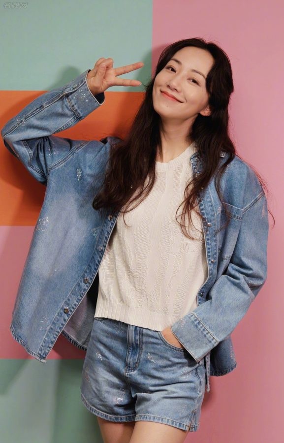 气质美女韩雪穿牛仔热裤大腿纤细(5/5)