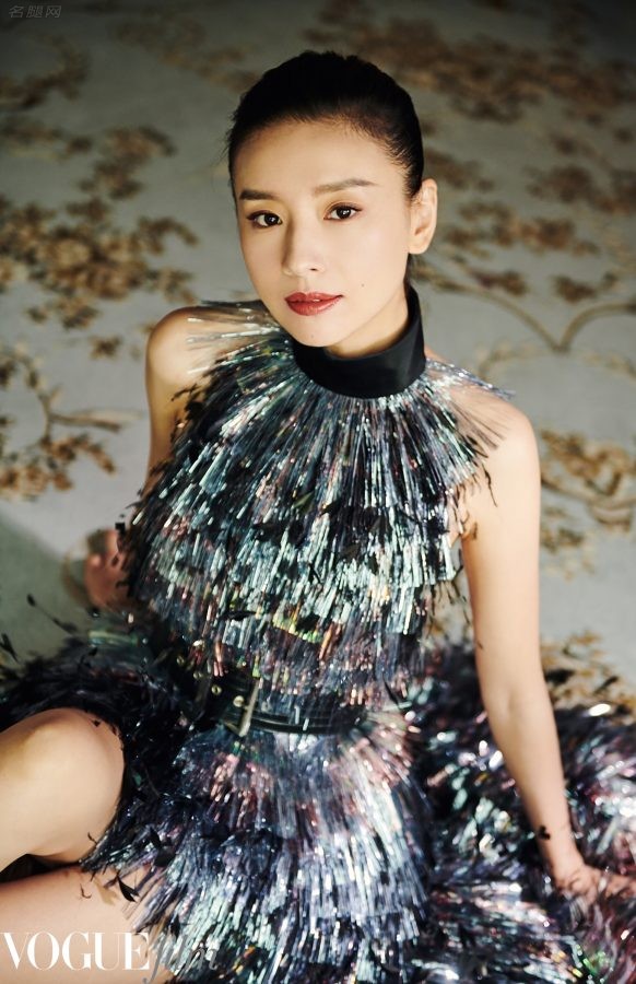 《VOGUE》杂志董洁玉腿穿红底细高跟典雅高贵气质写真(4/4)
