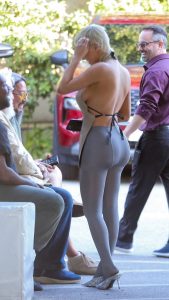 侃爷老婆Bianca Censori大胆着装穿灰色连裤袜外出