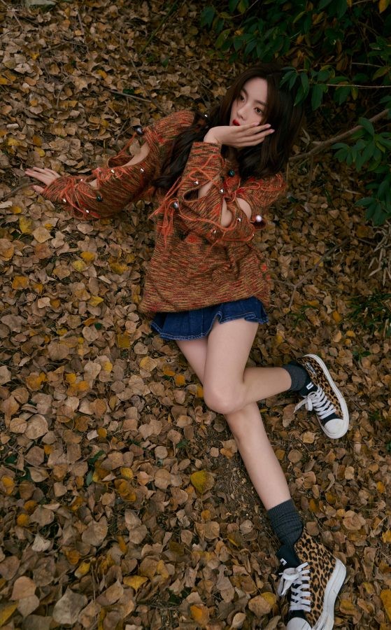 杨超越野外牛仔裙美腿玉照(1/7)