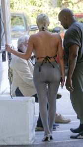 侃爷老婆Bianca Censori大胆着装穿灰色连裤袜外出