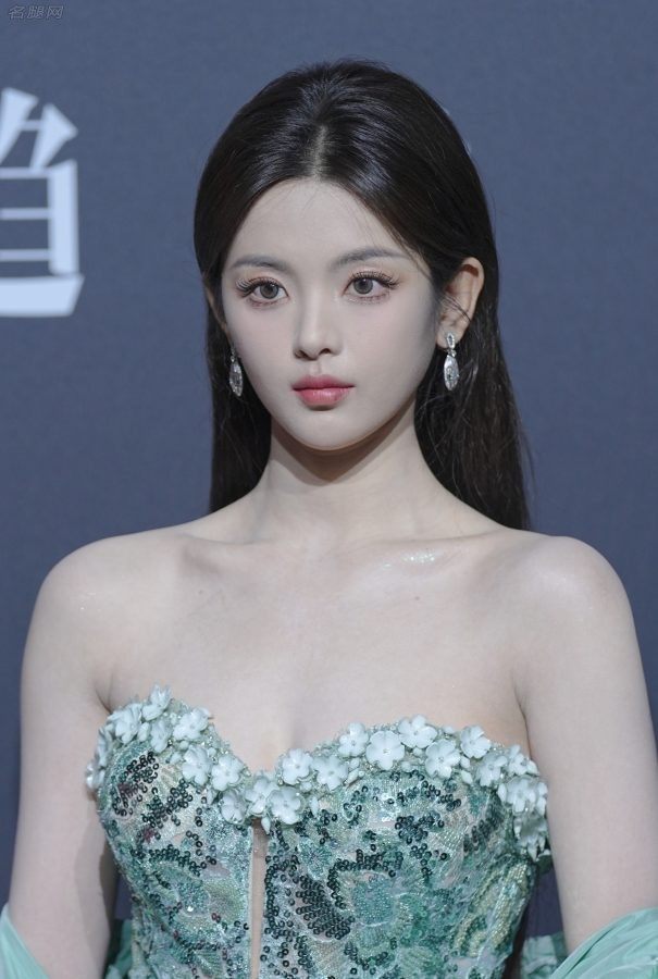 杨超越穿一条高开叉礼服躺在浴缸里秀美长腿(10/24)