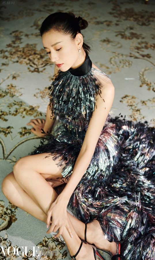 《VOGUE》杂志董洁玉腿穿红底细高跟典雅高贵气质写真(2/4)