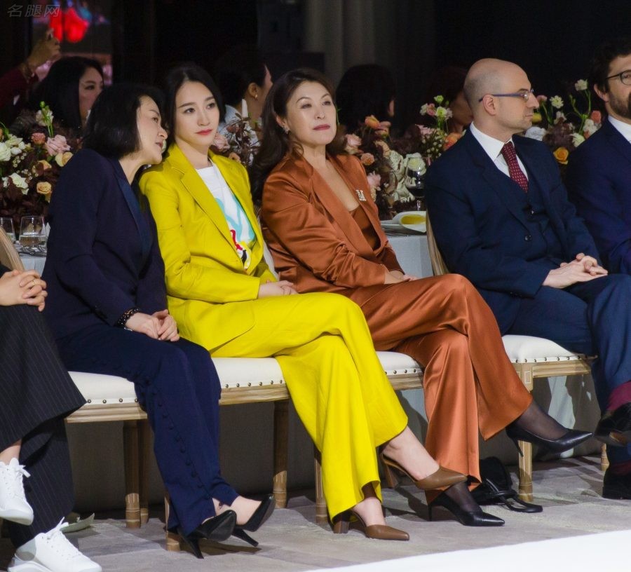 女演员李小冉亮黄色西装高跟和Max Mara时装集团中国区董事长林宏的裤里黑丝(1/3)