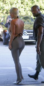 侃爷老婆Bianca Censori大胆着装穿灰色连裤袜外出