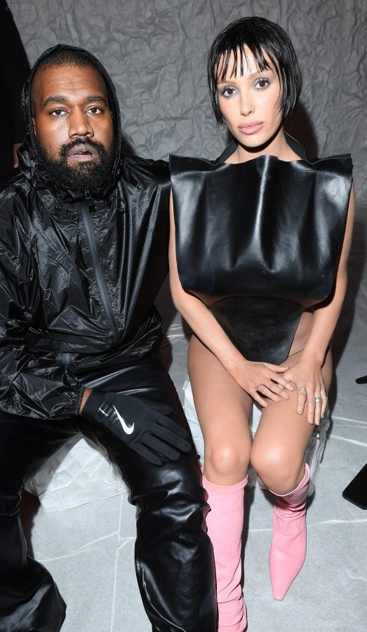 Kanye West的妻子Bianca Censori大胆另类着装现身米兰(10/26)