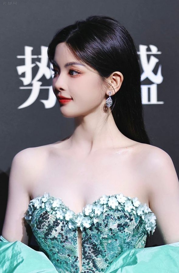 杨超越穿一条高开叉礼服躺在浴缸里秀美长腿(14/24)