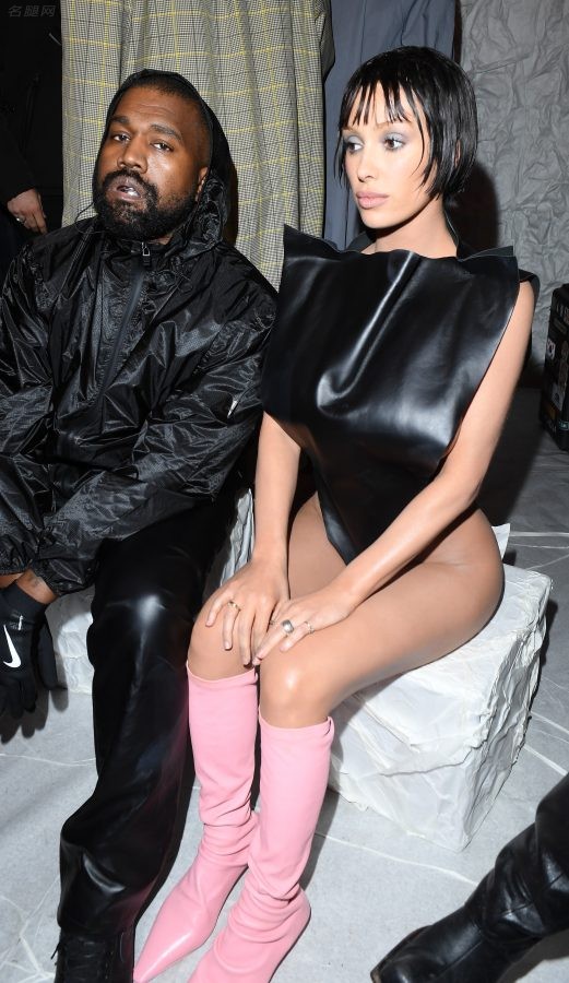 Kanye West的妻子Bianca Censori大胆另类着装现身米兰(11/26)