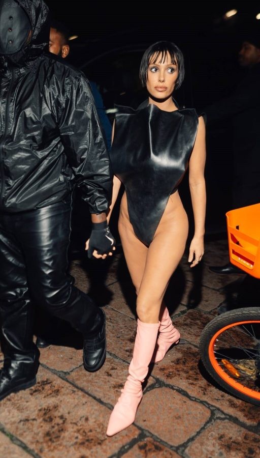 Kanye West的妻子Bianca Censori大胆另类着装现身米兰(26/26)