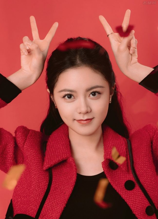 清纯甜美的新生代女演员赵今麦穿一套喜庆短裙玉腿纤细(2/3)