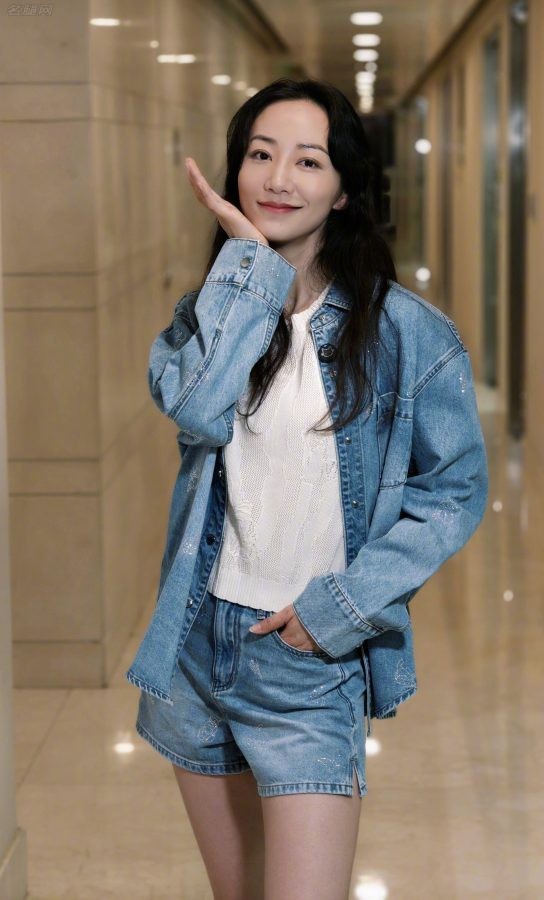 气质美女韩雪穿牛仔热裤大腿纤细(1/5)