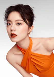 赵今麦为兰蔻品牌拍摄多巴胺妆容美照