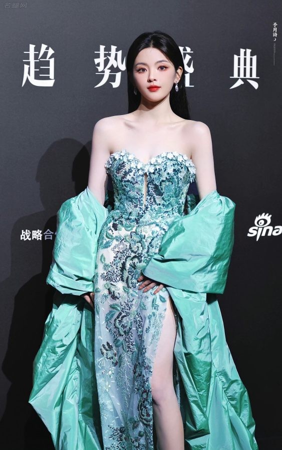 杨超越穿一条高开叉礼服躺在浴缸里秀美长腿(13/24)