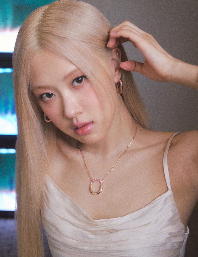 BLACKPINK朴彩英淡金色直发腿穿白丝楚楚可怜(4/5)