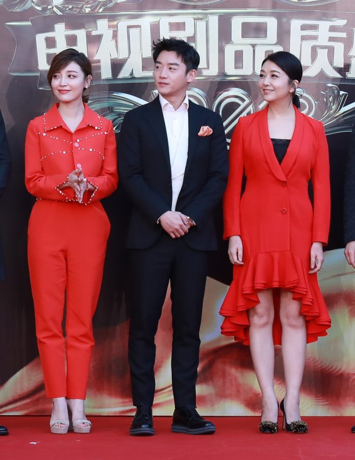 高晓菲和江珊共同现身电视剧品质盛典红毯各有风韵(4/10)