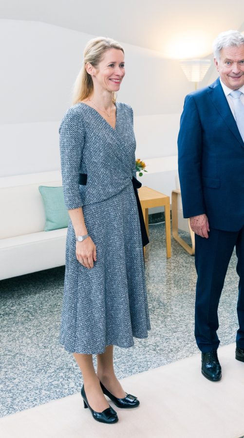 爱沙尼亚总理卡娅·卡拉斯Kaja Kallas灰色长裙丝袜保守造型（第2张/共8张）