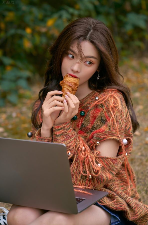 杨超越野外牛仔裙美腿玉照(4/7)