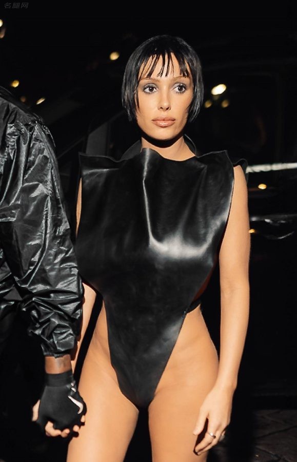 Kanye West的妻子Bianca Censori大胆另类着装现身米兰(18/26)