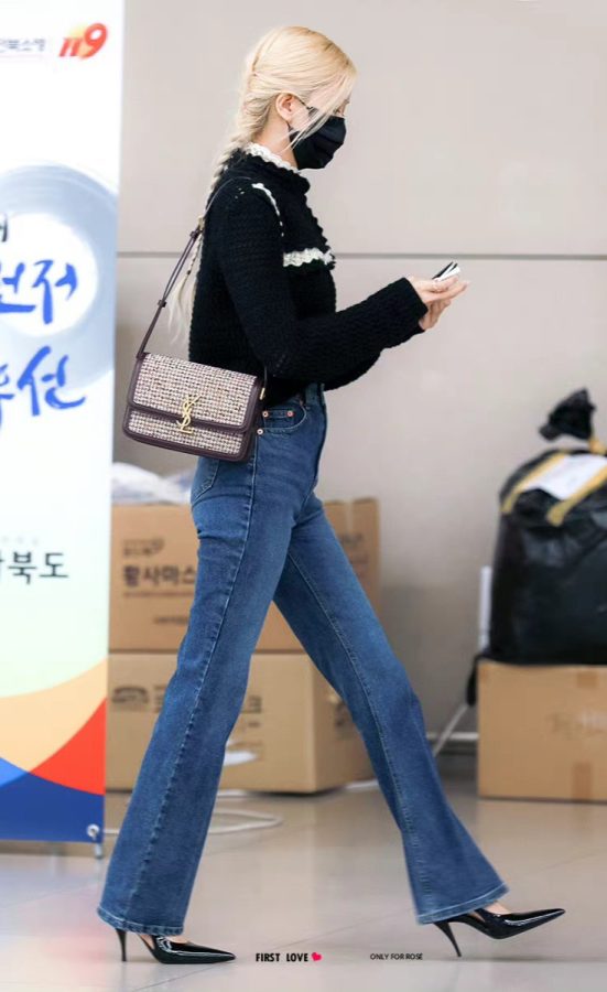 朴彩英穿蓝色紧身牛仔裤踩尖头细高跟现身机场(2/6)