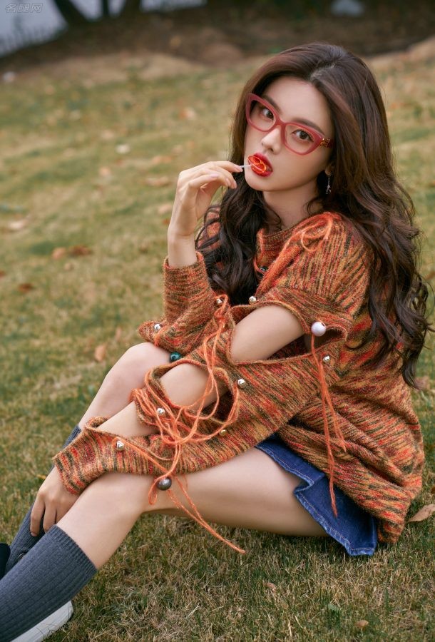 杨超越野外牛仔裙美腿玉照(6/7)