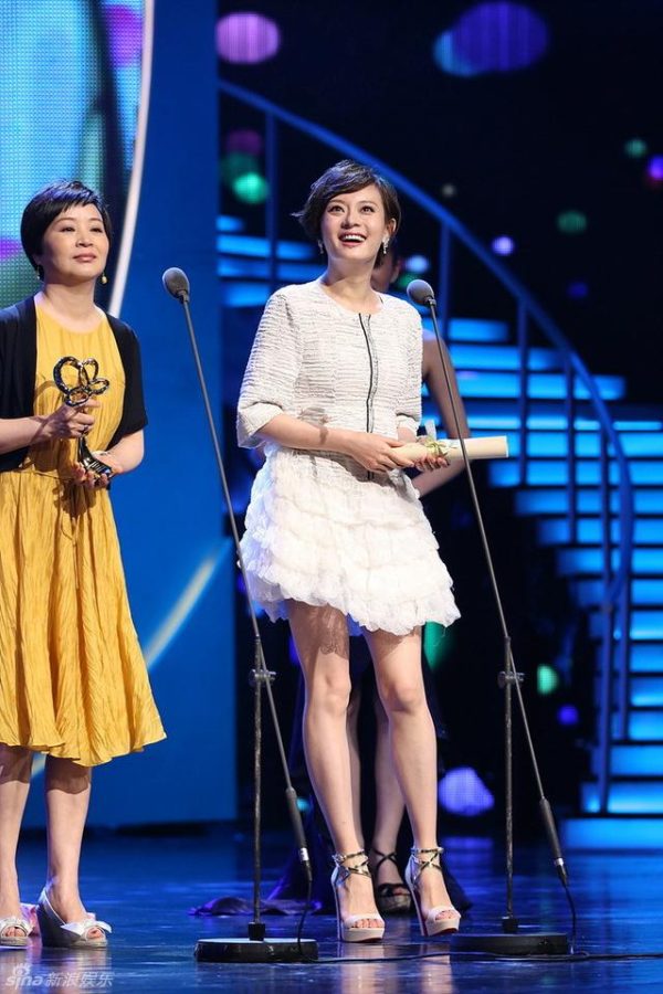 女明星孙俪长腿踩高跟凉鞋登台领奖(6/6)