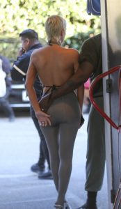 侃爷老婆Bianca Censori大胆着装穿灰色连裤袜外出