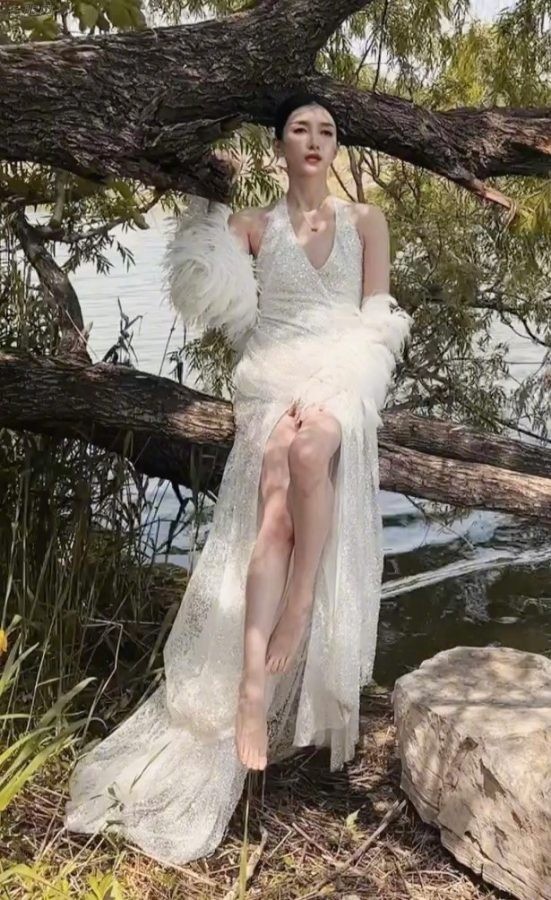 森林女王江疏影坐在树枝上秀出她完美的玉腿和美足(11/11)