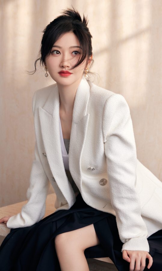 景甜穿白色西装配开叉长裙，纤细玉腿穿高跟短靴质感美照(2/8)