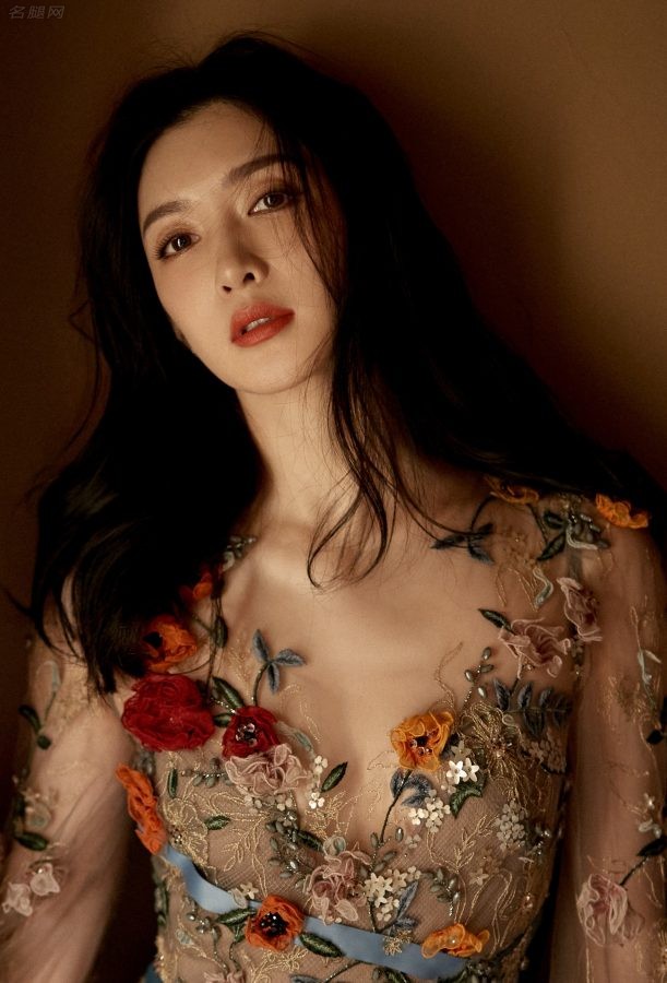 江疏影穿上一条鲜花礼服玉足玉手太美(7/10)