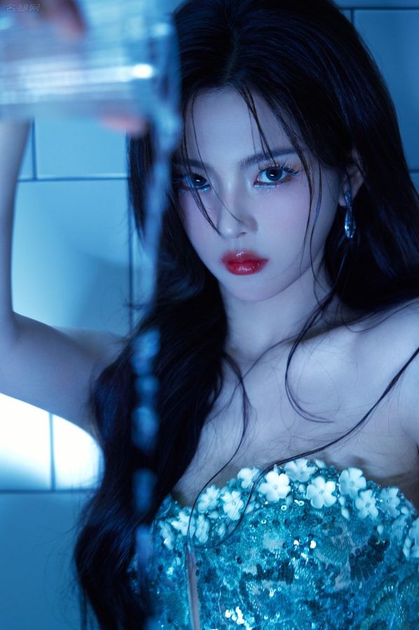杨超越穿一条高开叉礼服躺在浴缸里秀美长腿(5/24)