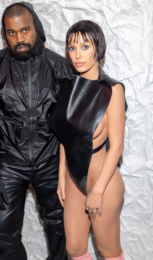 Kanye West的妻子Bianca Censori大胆另类着装现身米兰(6/26)