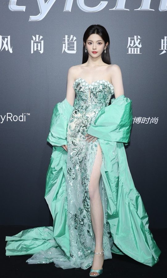 杨超越穿一条高开叉礼服躺在浴缸里秀美长腿(6/24)