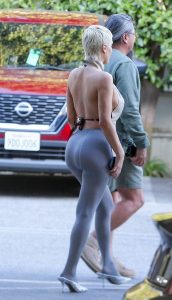侃爷老婆Bianca Censori大胆着装穿灰色连裤袜外出