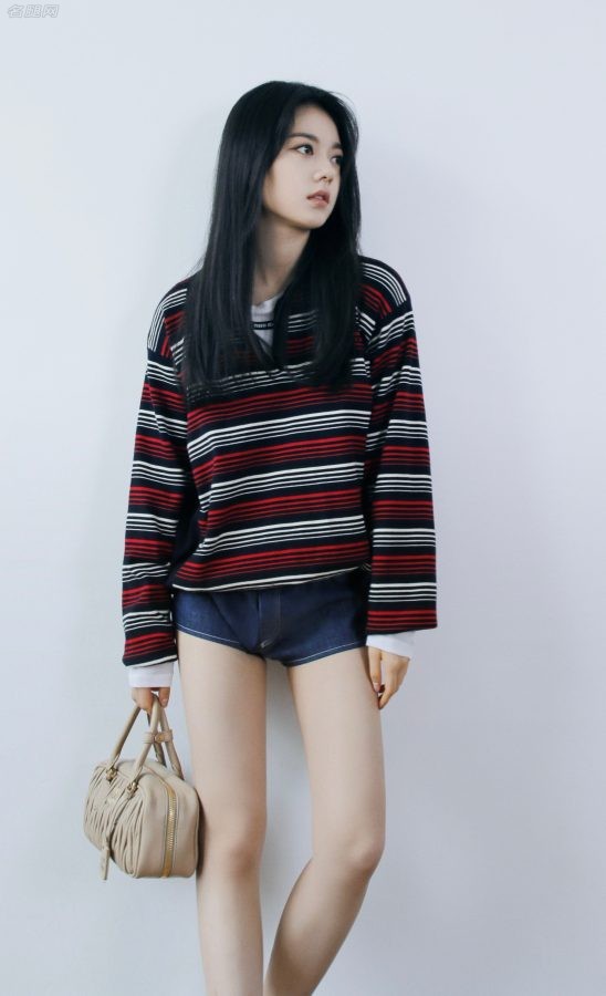 00后女演员赵今麦穿蓝色超短热裤美腿纤长(1/2)