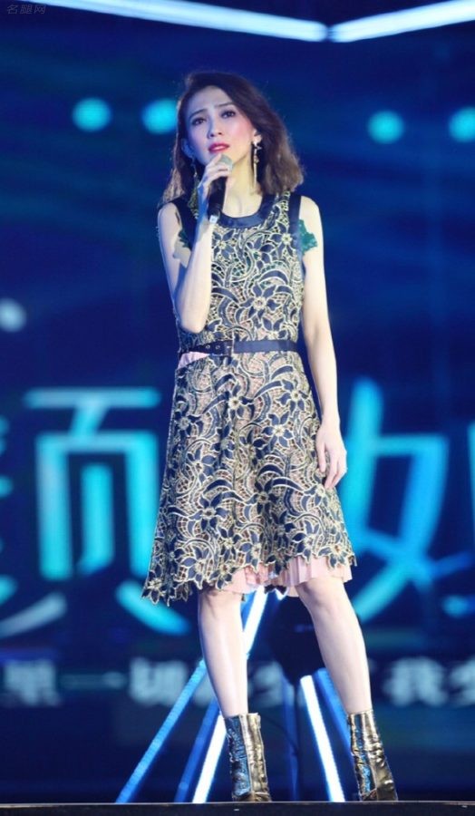 戴佩妮演唱会上光滑的玉腿(7/8)