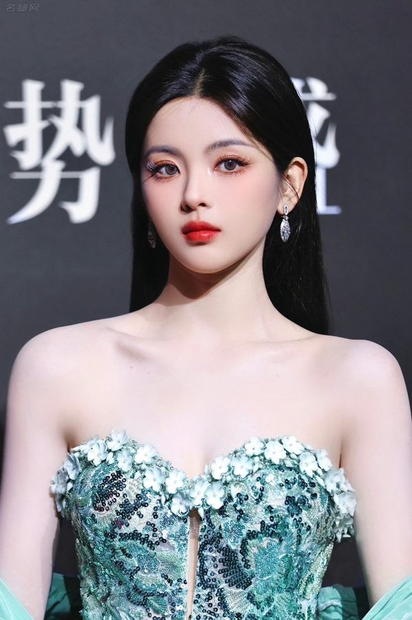 杨超越穿一条高开叉礼服躺在浴缸里秀美长腿(18/24)