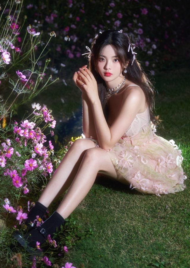 火箭少女杨超越花丛中拍照美的发光(1/4)