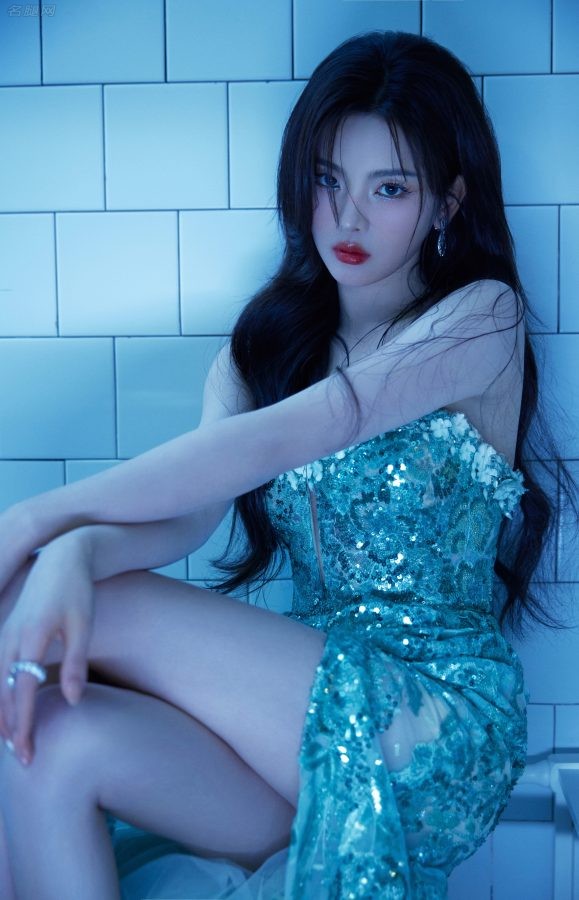 杨超越穿一条高开叉礼服躺在浴缸里秀美长腿(3/24)