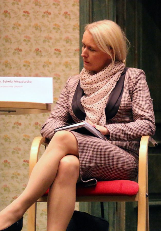 波兰格但斯克大学金发美女教授Sylwia Mrozowska活动现场的丝袜高跟(8/10)