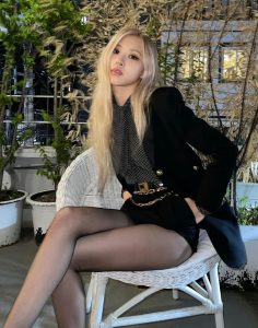 韩国女歌手朴彩英黑丝长腿交叠坐姿（第2张/共19张）