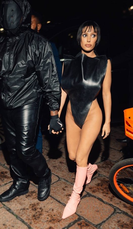 Kanye West的妻子Bianca Censori大胆另类着装现身米兰(20/26)