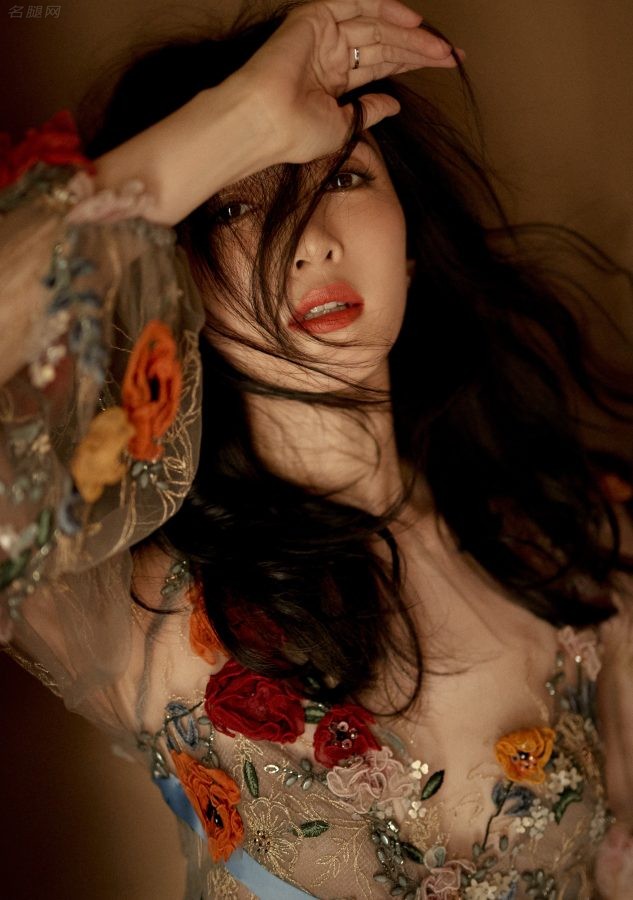 江疏影穿上一条鲜花礼服玉足玉手太美(4/10)