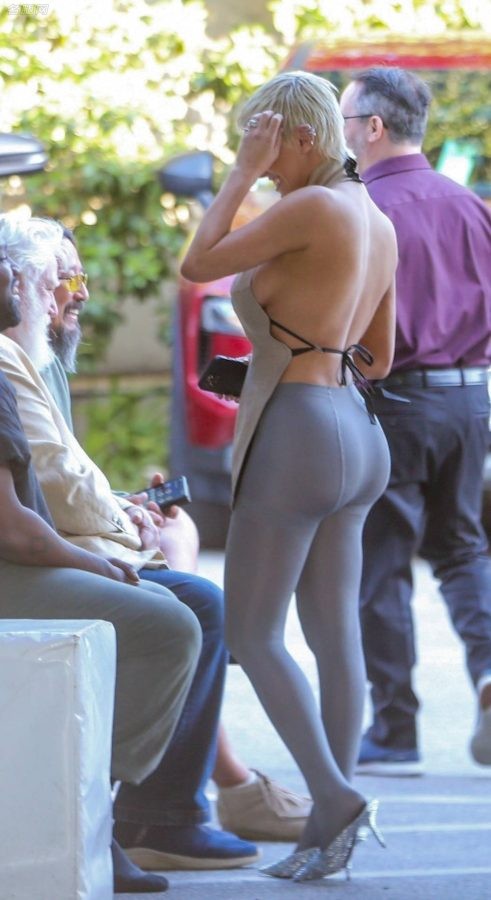 侃爷老婆Bianca Censori大胆着装穿灰色连裤袜外出(18/29)