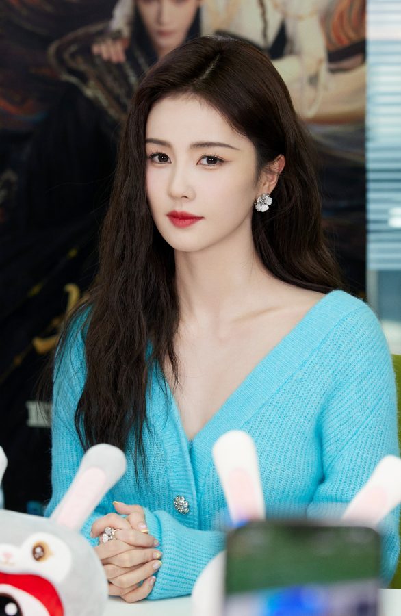 美女白鹿坐在公园长椅上秀纤细美腿(5/5)