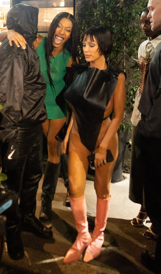 Kanye West的妻子Bianca Censori大胆另类着装现身米兰(16/26)