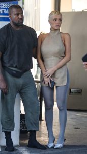 侃爷老婆Bianca Censori大胆着装穿灰色连裤袜外出