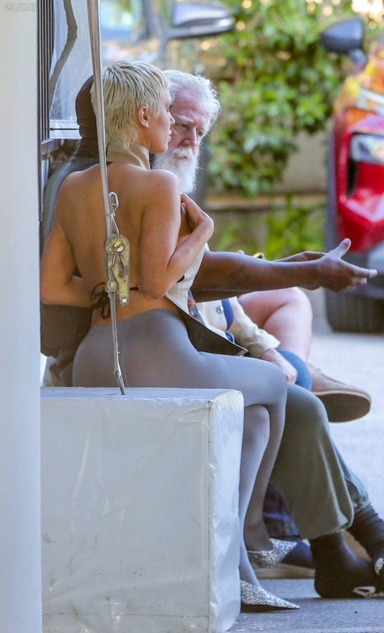 侃爷老婆Bianca Censori大胆着装穿灰色连裤袜外出(26/29)